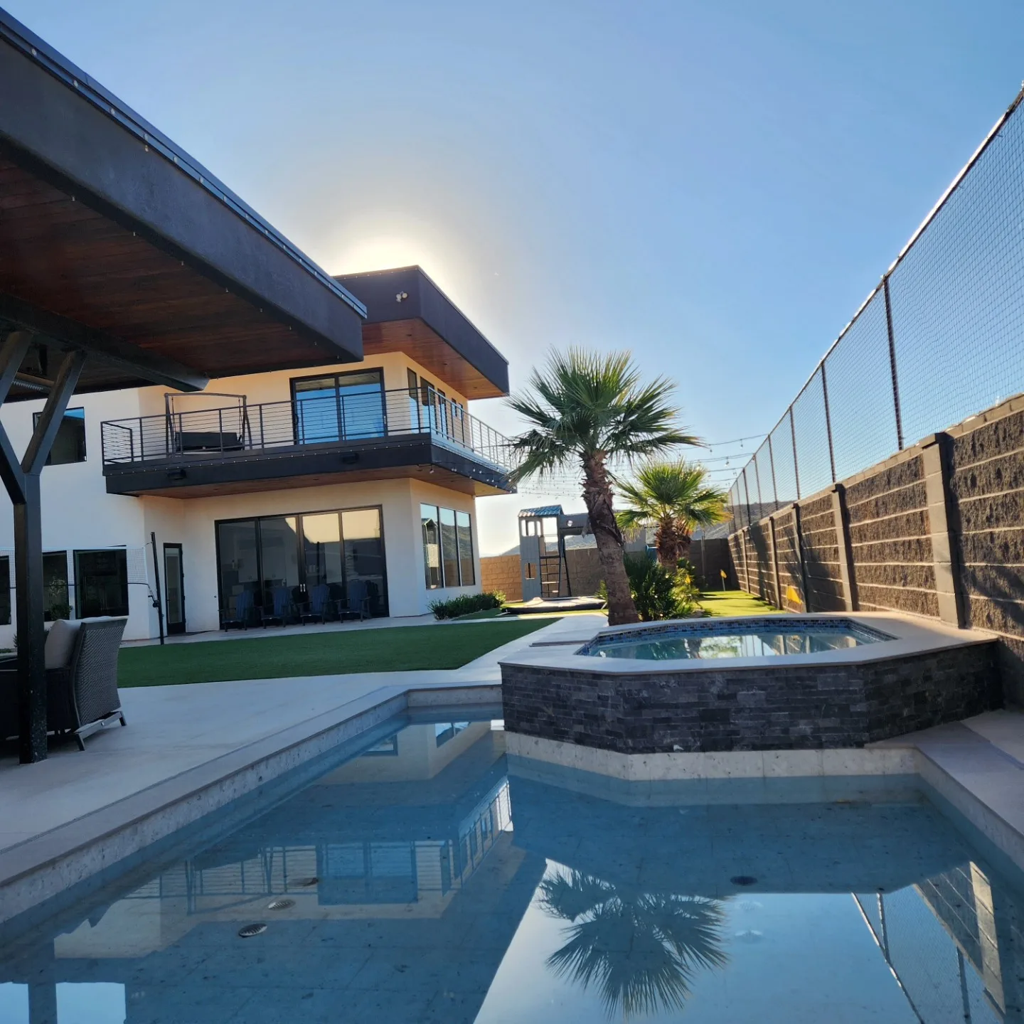 Modern custom pool and raised spa in Southern Utah